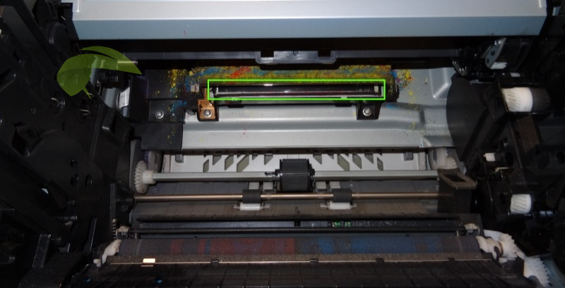Zašpinéné krycí sklíčko laseru v tiskárně Konica Minolta 1600w