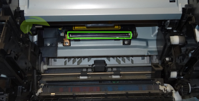Krycí sklíčko laseru v tiskárně Konica Minolta 1600w po vyčištění.
