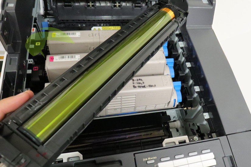 Obrazový válec v tiskárně OKI MC563 po vytištění několika tisíc stran.