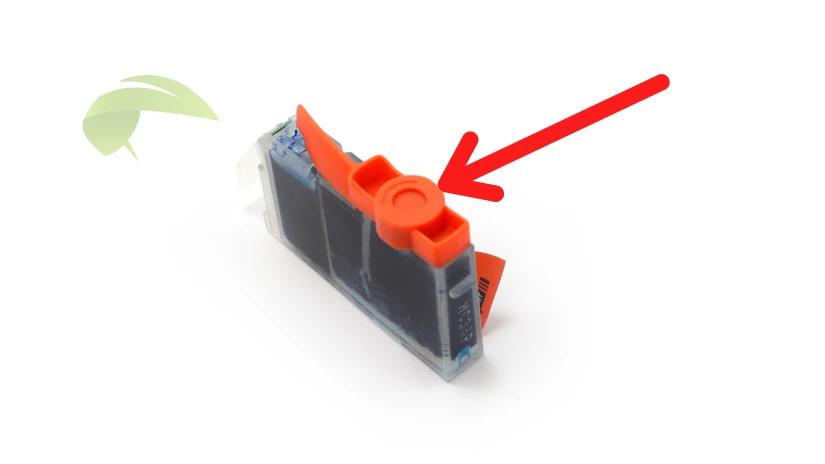 Oranžová krytka na náplni do tiskárny Canon, kterou je nutné před instalací do tiskárny odstranit.