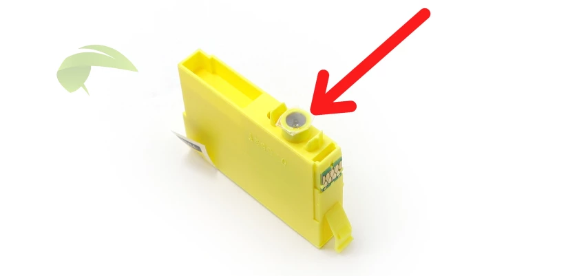Tenká fólie, která překrývá otvor na náplni do tiskárny Epson. Tu je třeba ponechat nepoškozenou.