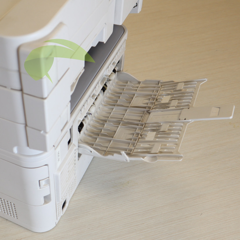 Zadní výstupní zásobník na tiskárně OKI