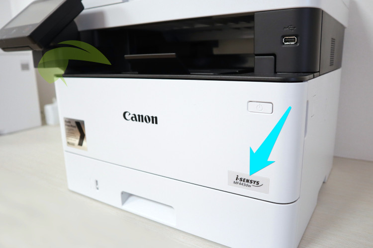 Umístění názvu modelu na tiskárně Canon iSensys MF443dw