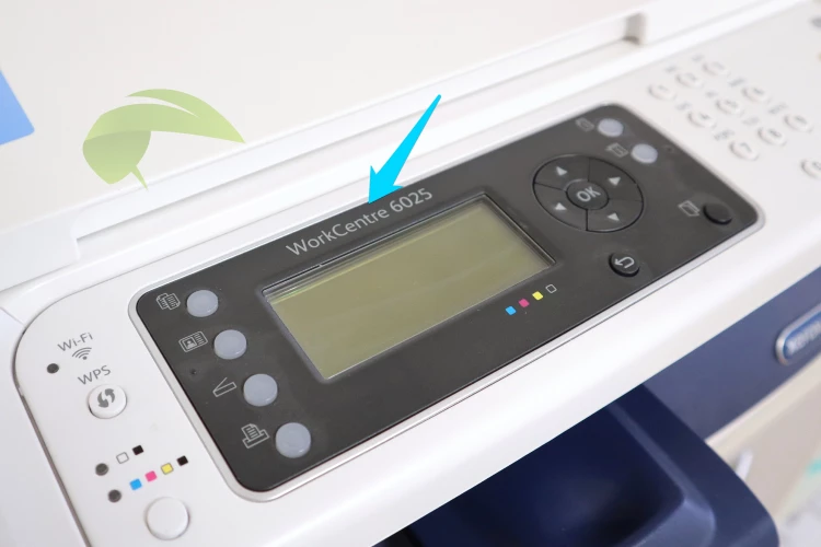 Umístění názvu modelu na tiskárně Xerox WorkCentre 6025