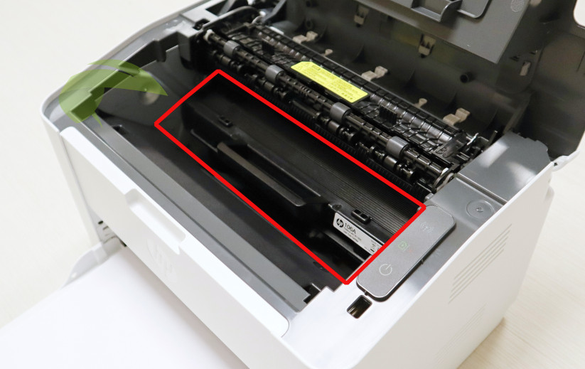 Toner černé barvy v černobílé laserové tiskárně HP Laser 107w