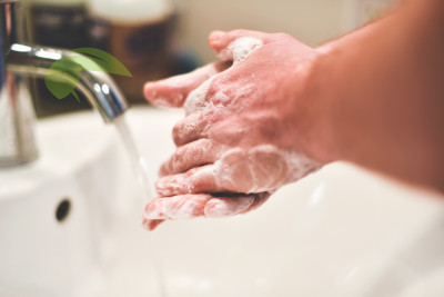 Tonerový prášek lze snadno umýt mýdlem a vlažnou vodou