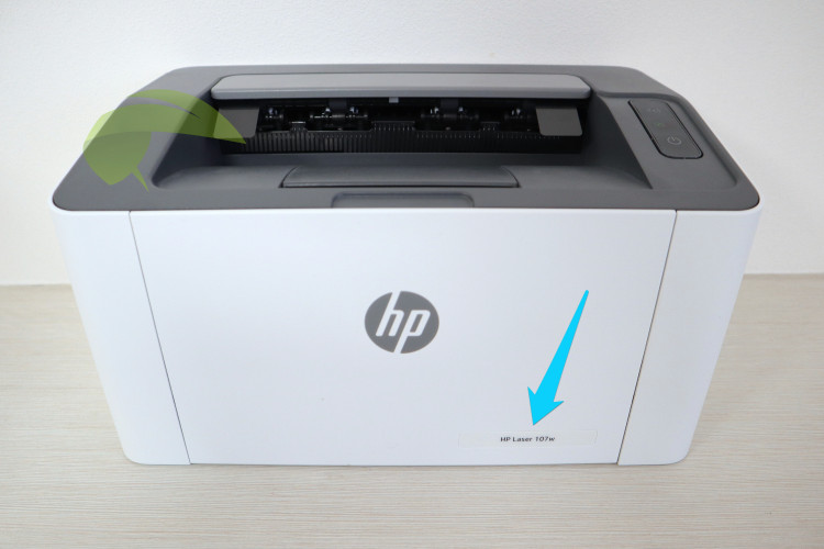 Umístění názvu modelu na tiskárně HP Laser 107w